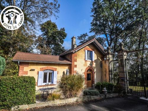 Montbrison House | Gîte cosy pour 2 avec jardin et cheminée à Montbrison - FR-1-496-158