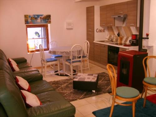 Auzon House | Gîte dans un village médiéval