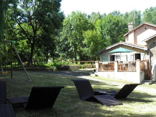 Foussais-Payre House | Gîte de caractère avec étang privé, jardin clos et cheminée, parfait pour les familles - FR-1-426-121