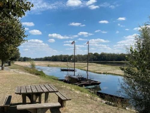 La Chapelle-sur-Loire House | Gîte de charme à La Loire : Balnéo, Jardin, Parking - FR-1-381-526