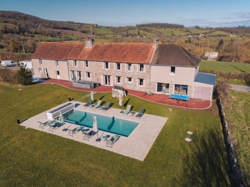 Clecy House | Gîte de charme -14 personnes - piscine chauffée - Clécy