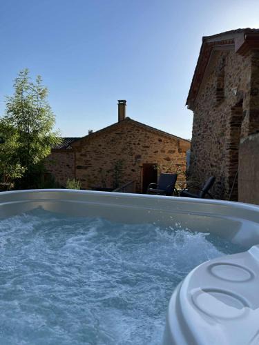 Arifat House | Gîte de Charme avec jacuzzi, Tarn Cascades, Randonnée, pêche, champignons