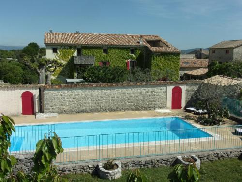 Joyeuse Apartment | Gîte de charme la Fenière dans Mas en pierres, 2 ch, 70m2, charme, nature, piscine chauffée, sud Ardèche