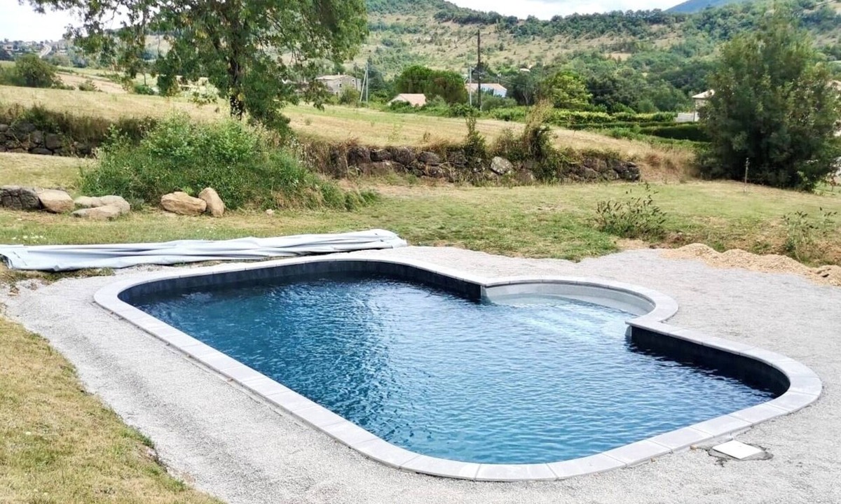 Saint-Vincent-de-Barres House | Gîte de la Fruitière: Swimming pool and Ardèche peace and quiet