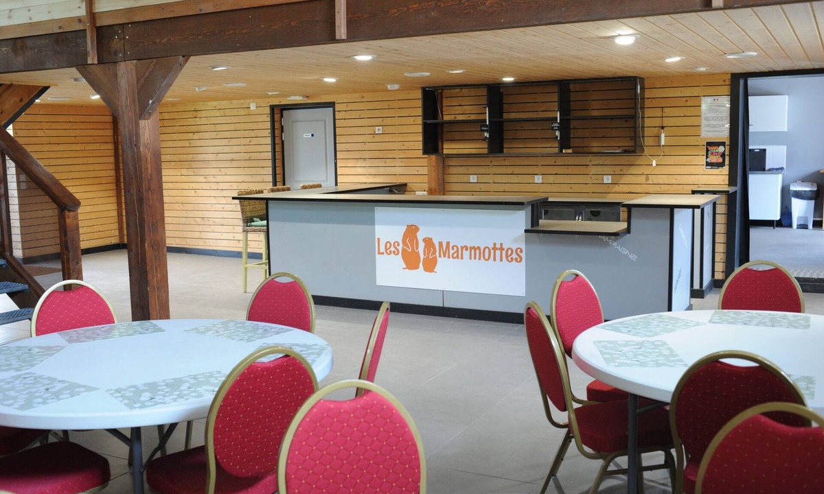 Aunay-sous-Auneau Cottage | Gîte de groupe décor de chalets bois Les Marmottes
