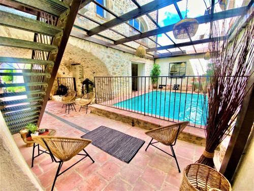 Vallon-Pont-d'Arc House | Gîte de groupe 19p-9ch OU 3 gîtes indépendants 6p-3ch - PATIO et PISCINE INTERIEURE CHAUFFEE TOUTE L'ANNEE