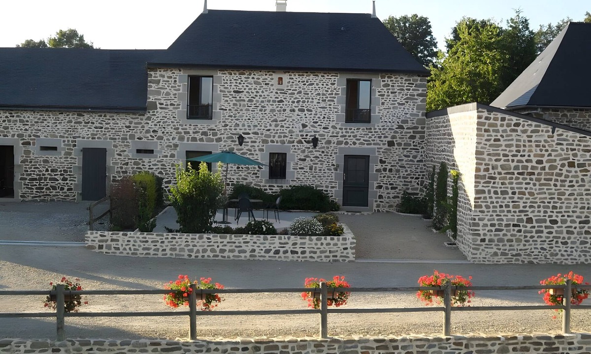 Moulay House | Gîte de la Haie Bourgère: Holiday Home with Private Terrace and Wi-Fi