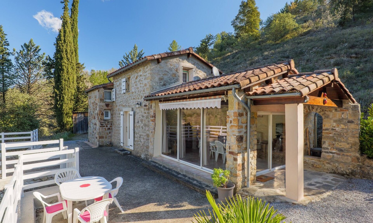 Banne House | Gîte de la Troulière: Lake View, Private Terrace and Garden