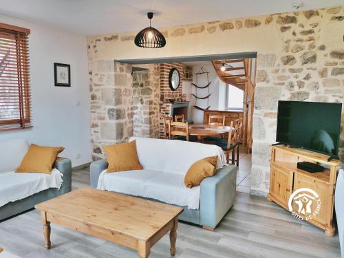 Sainte-Suzanne-and-Chammes House | Gîte des cinq tours