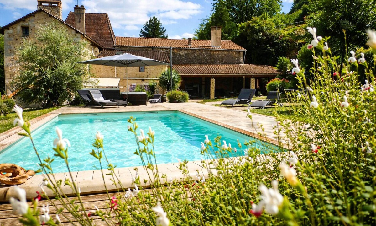 Sourzac House | Gîte Dordogne 8 pers with PRIVATE SPA & Swimming pool - pétanque, playground, garden