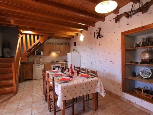 Boisset House | Gîte en pierre avec terrasses, proche de sites médiévaux, idéal pour famille avec équipements bébé. - FR-1-582-256