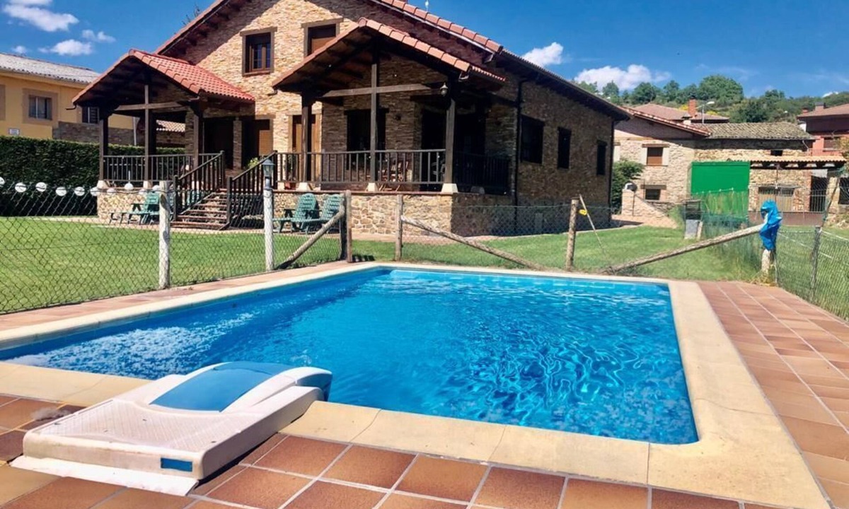 San Martin de Valdetuejar Cottage | Gîte casa lara with swimming pool lagunas