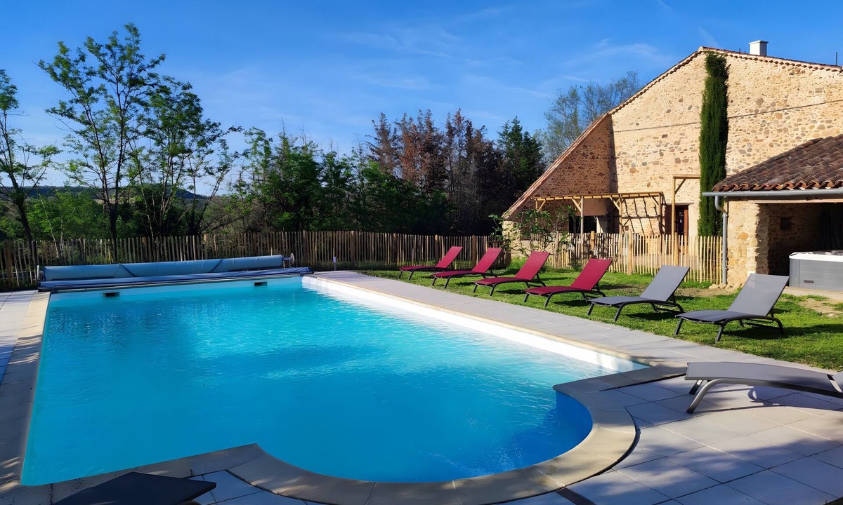 Saint-Genest-de-Contest House | Gîte Fleur De Pastel – 4 Épis – Private Pool, Terrace & Wi-Fi
