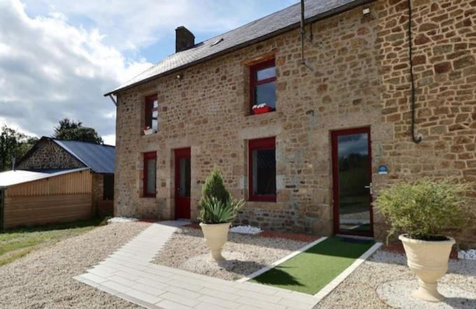 Saint-Georges-de-Reintembault House | Gîte La Vieille Mazure