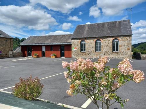 Lonlay-l'Abbaye House | Gîte indépendant adapté PMR à Lonlay-l'Abbaye - FR-1-497-234