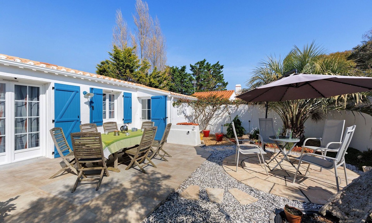 Barbatre House | Gîte Kerallou: Holiday Home with Terraces, Private Garden & Wi-Fi in Barbâtre