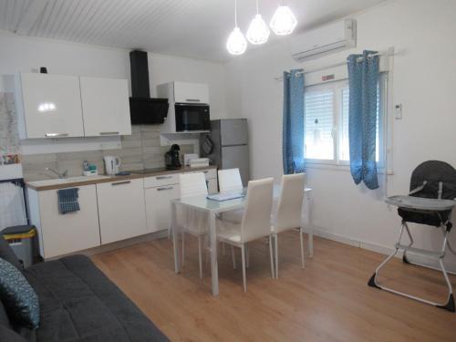 Villeneuve-de-Berg Apartment | Gîte la Chaumette appartement Turquoise