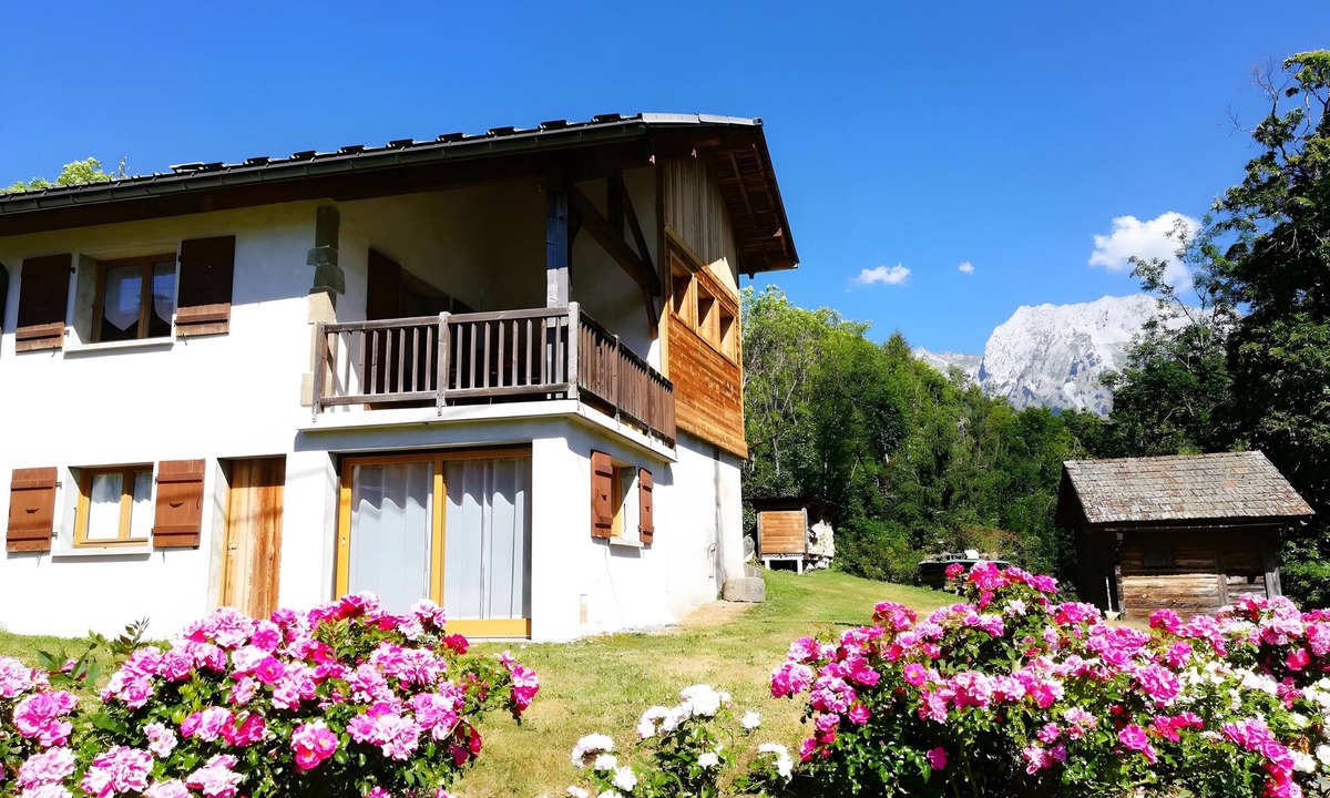 Manigod House | Gîte La Clé Des Champs: Mountain View, Private Terrace & Wi-Fi
