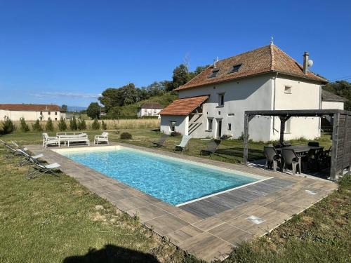 Saint-Sorlin-de-Morestel Villa | Gîte le clos Margherite 14 personnes piscine