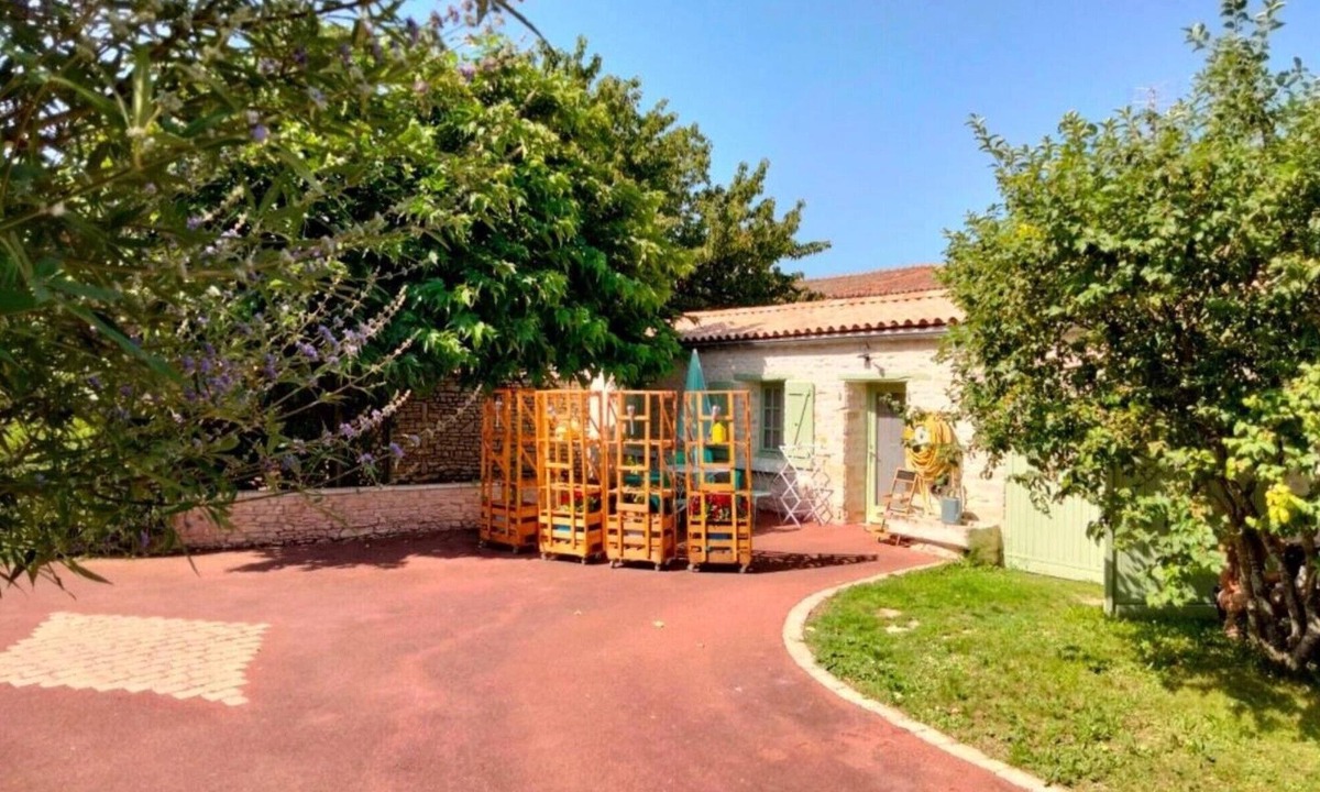 Courcon House | Gîte Le Romarin: Shared Pool, Communal Terrace & Wi-Fi in Courçon