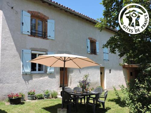 Pralong House | Gîte Les Hortensias à Pralong - Charme et Confort pour 4 Pers avec Internet - FR-1-496-117