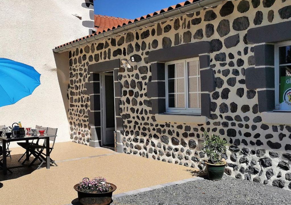 Arlempdes House | Gîte moderne à Arlempdes: spa, terrasse, grands espaces et visites culturelles - FR-1-582-107