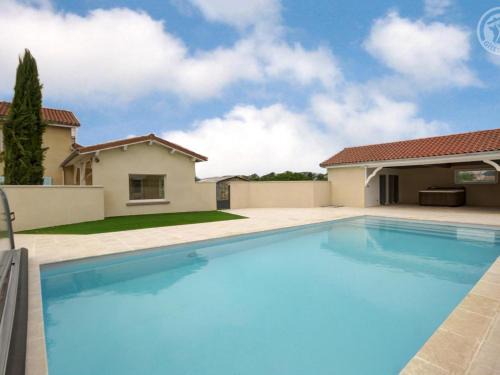 Chalain-le-Comtal House | Gîte moderne avec piscine partagée et terrasse ombragée - FR-1-496-236