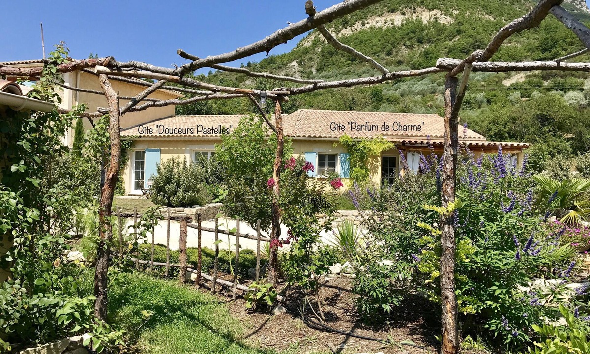 Saint-Ferreol-Trente-Pas House | Gîte "pastel sweetness"
