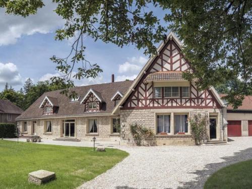 Thillombois House | Gîte pour 12 face au château de Thillombois avec jardin, cheminée et équipements PMR - FR-1-585-38