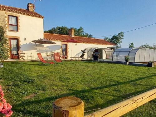 Challans-Gois Communaute House | Gîte rénové avec piscine chauffée et jardin clos, à proximité des plages et de la campagne bio. - FR-1-426-531