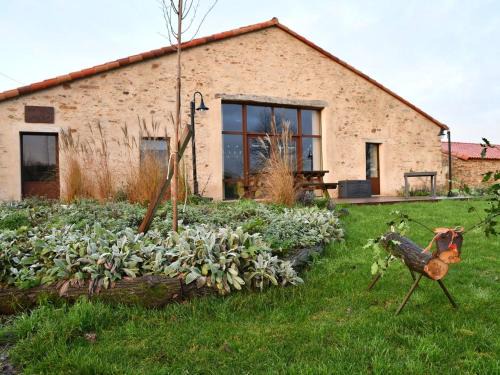 Cheffois House | Gîte rénové avec piscine intérieure, accessible PMR, en plein cœur du Bocage Vendéen. - FR-1-426-536