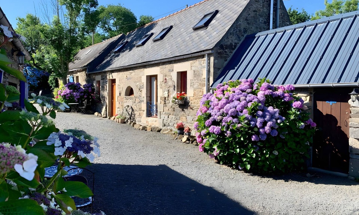 Plestin-les-Greves House | Gîte Rose - Pen Ar Voas Gîtes: private terrace, shared garden, and Wi-Fi