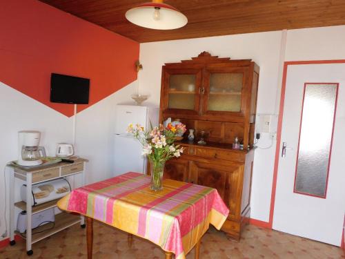 Saint-Julien-des-Landes House | Gîte rustique avec salle de jeux et animaux en campagne - FR-1-426-336