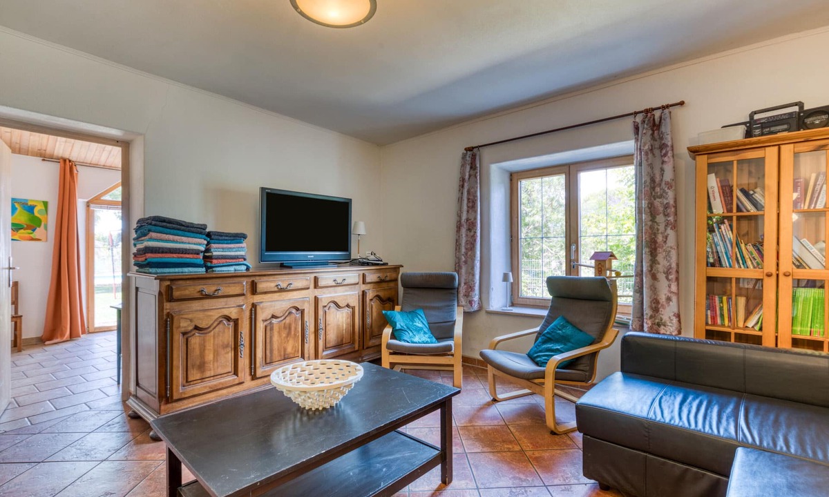 Aspiran House | Gîte spacieux au bord de la rivière-maison abricot