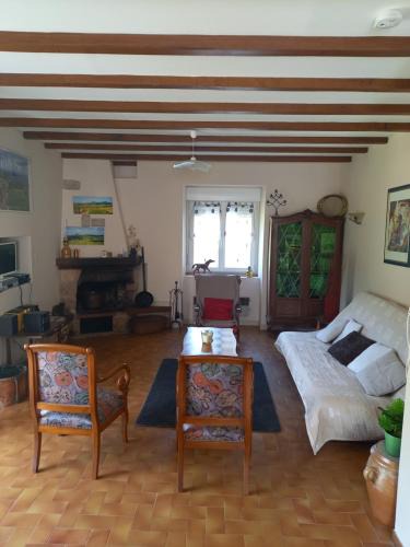 Labastide-sur-Besorgues Apartment | Gîte Tilleul Maison de Famille 3 à 6 pers