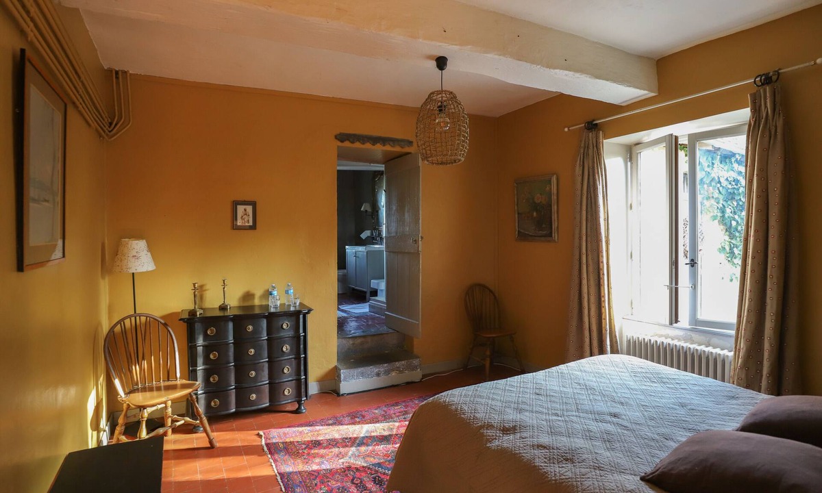 Saint-Julien-de-Civry Cottage | Gîte-Traditional-Ensuite