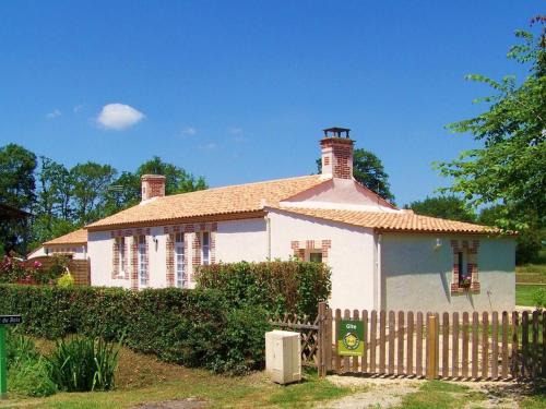 La Garnache House | Gîte traditionnel rénové avec jardin clos et Wi-Fi, 3 chambres, proche de La Garnache, Vendée. - FR-1-426-195