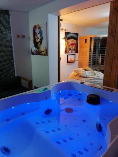 Calais House | Gîtes déco pop et chaleureuse avec jacuzzi, sauna, piece coquine