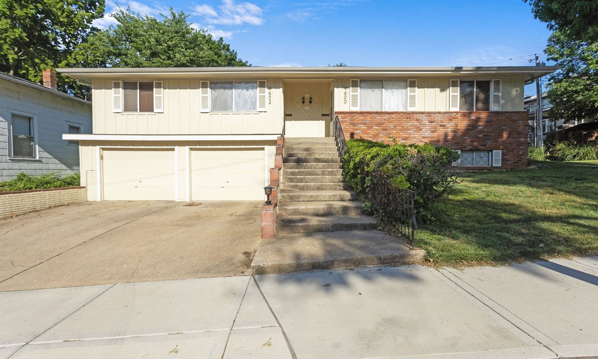 West Plaza House | G Fiber, Full Kitchens, King beds, Washer/Dryer, Patio BBQ, Garage Parking