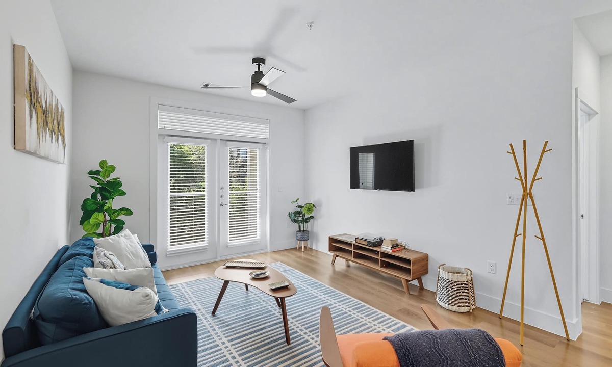 Downtown Fort Worth Condo | G336 Stylish Condo w/Pool & Gym by Traveller's Comfort in Downtown Fort Worth