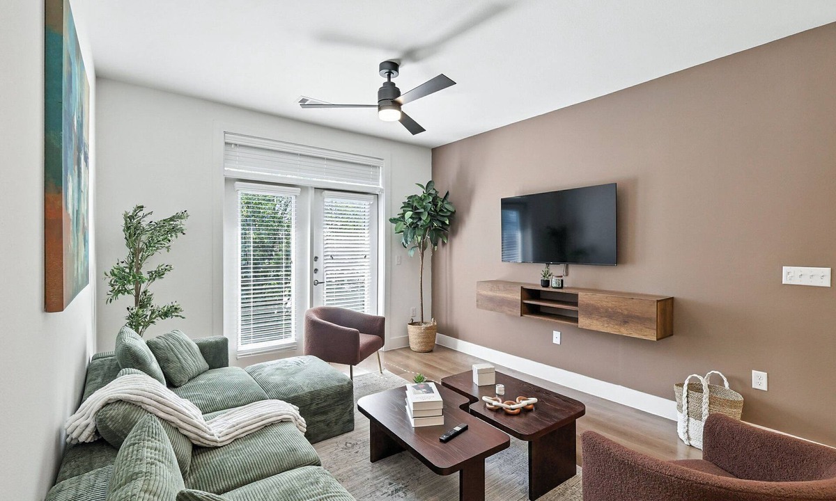 Fort Worth Condo | G44 Luxury Living DT Fort Worth 2B2B, Resort Style Amenities, Golf Sim