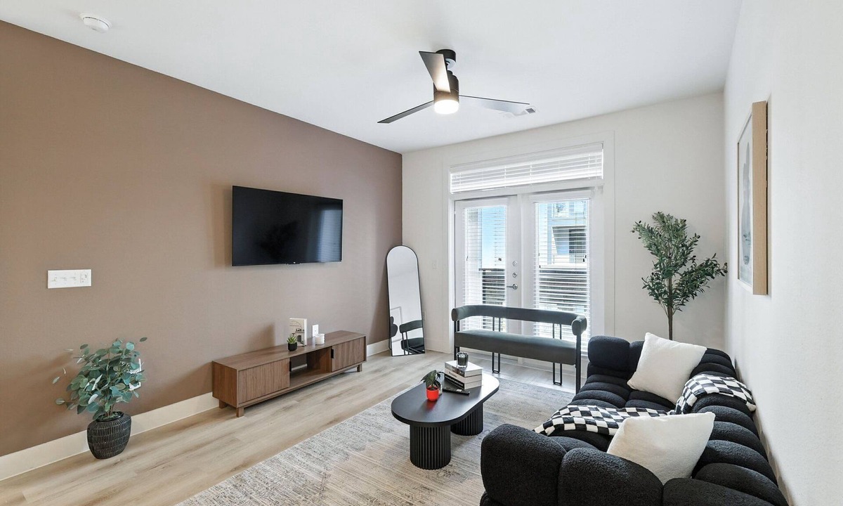 Fort Worth Condo | G94 Lux 2B Condo W/Pool & Gym by Traveller's Comfort in Downtown Fort Worth