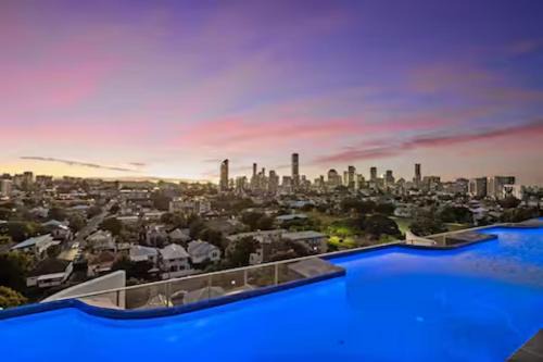 East Brisbane Apartment | Gabba Oasis - Luxury 3BR Apt & Pool