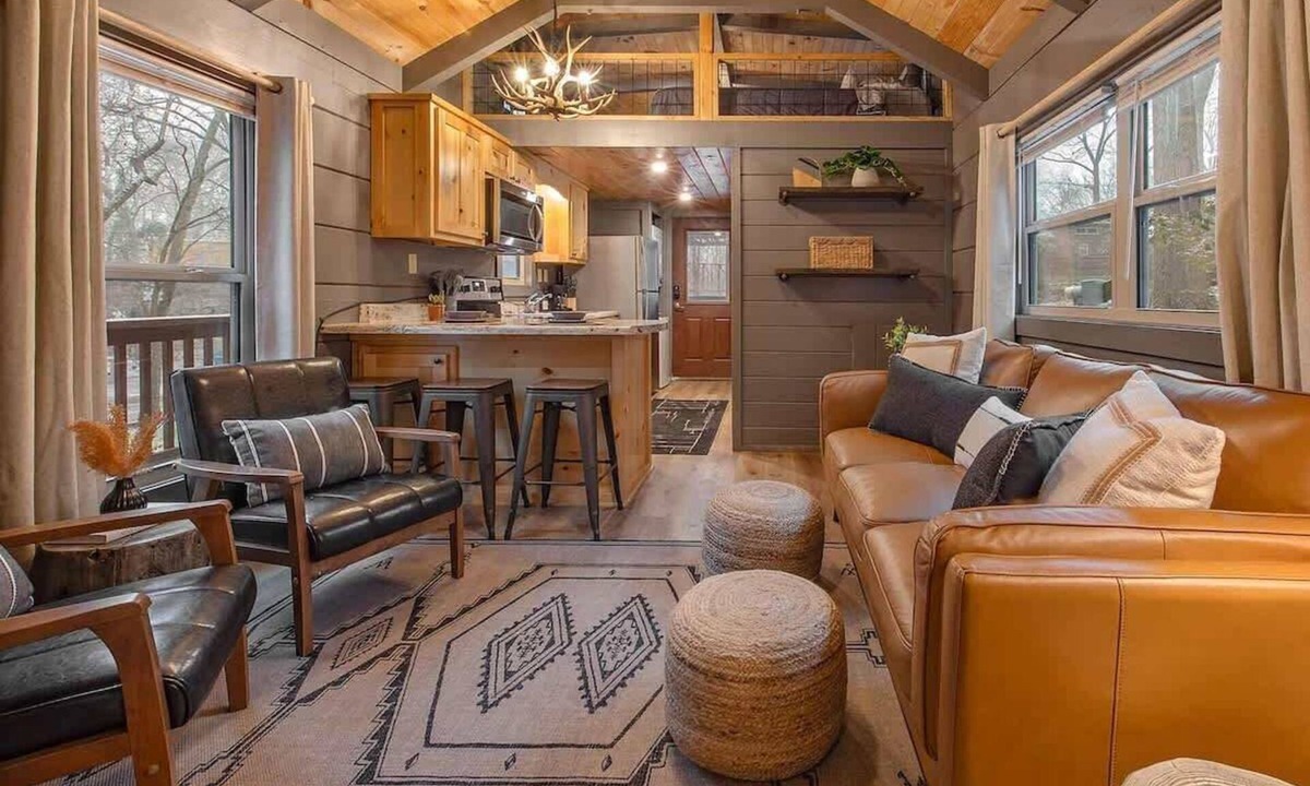 Lookout Valley Neighborhood Association Cabin | Gabriele Luxury pondside cabin with hot tub, firepit
