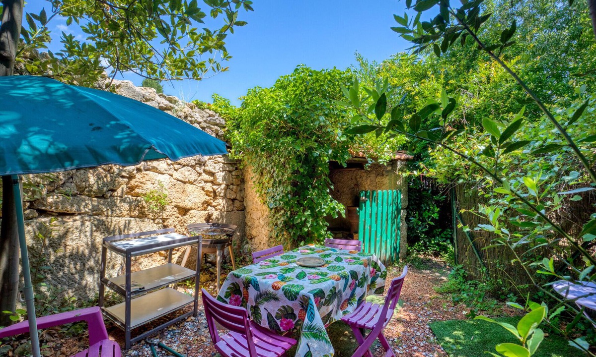 Poussan Apartment | Gaia with garden and air conditioning