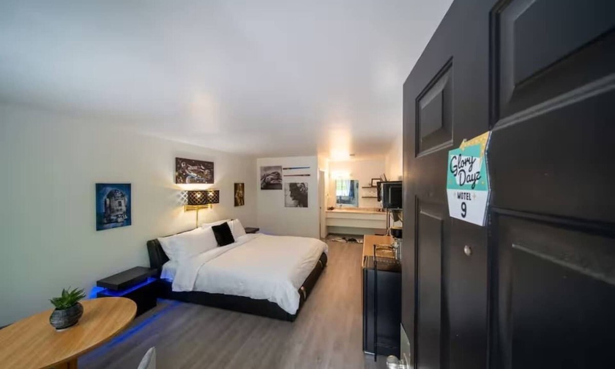 Eureka Springs Historic District Hotel | Galaxy Room, #9 at Glory Dayz!