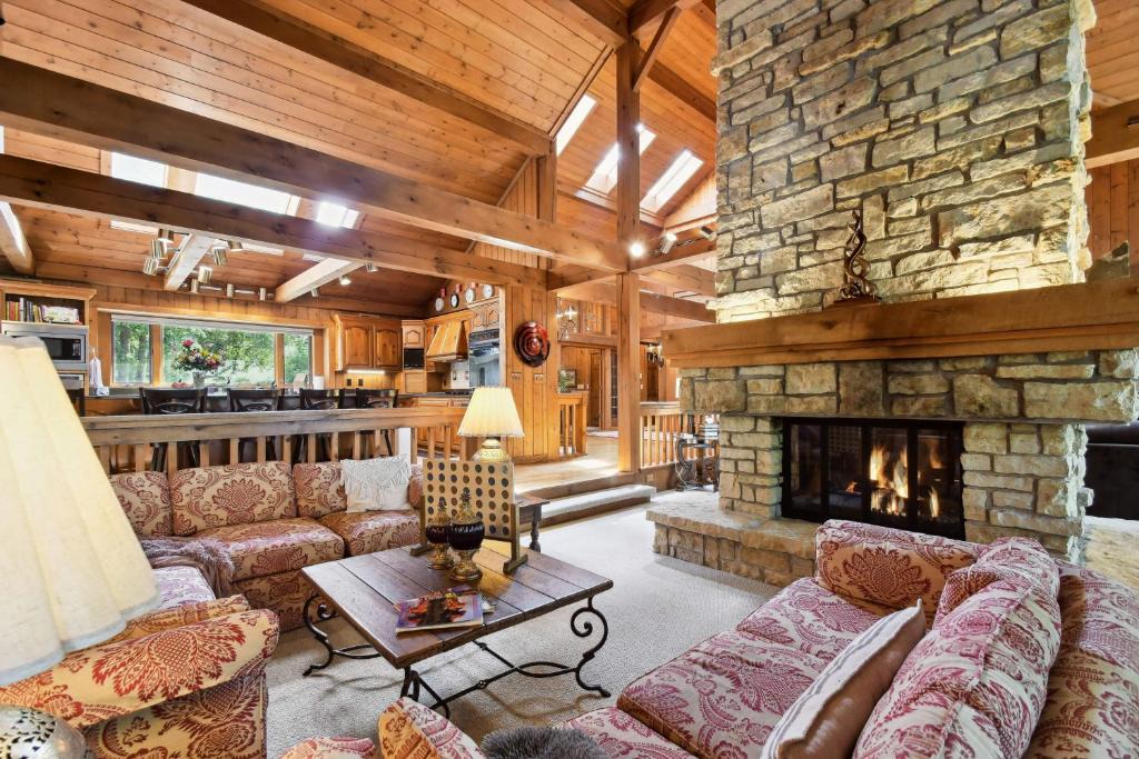 The Galena Territory House | Galena Getaway w/Hot Tub, Home Theater & More!