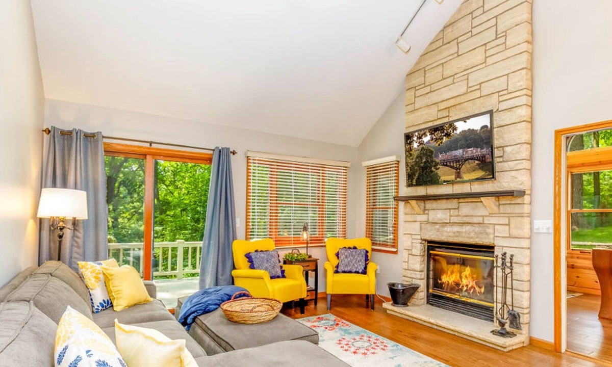 The Galena Territory House | Galena Retreat | 3 Ensuite BR | Hot Tub, Fire Pit, Dog Friendly | Amenity Access