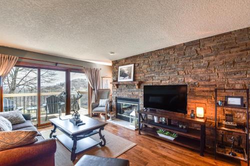 The Galena Territory House | Galena Townhome w/Deck & Golf Course View!