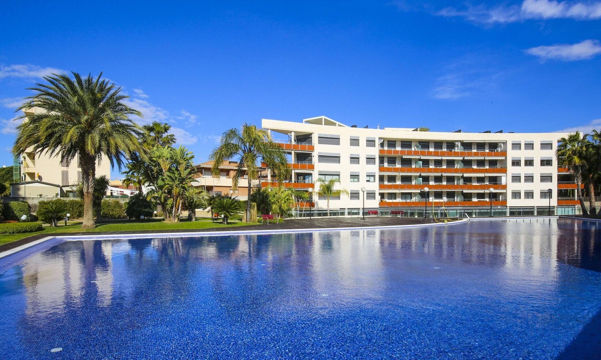 Cambrils Ski Chalet | GALERA 2 Only Families House
